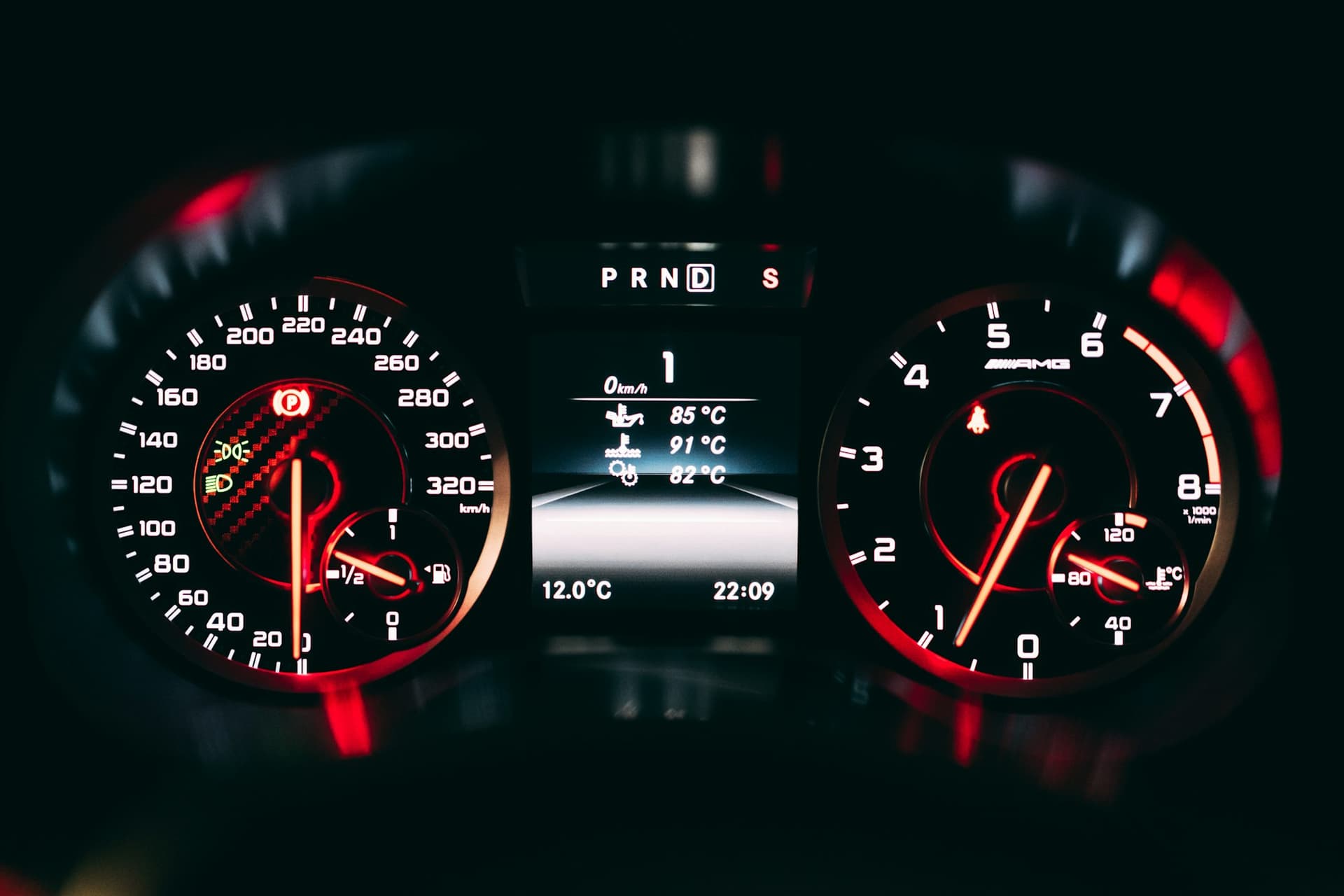 Приборная панель автомобиля с красной подсветкой